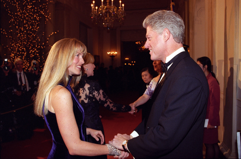 Laurene Powell Jobs shakes hands with President Bill Clinton at the White House’s Chinese State Dinner on October 29, 1997 (Clinton Presidential Library)